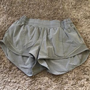 Lululemon hotty hot shorts gray & white size 6